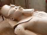 Liegende Kolossalstatue Ramses II. CC0 at-Pixabay
