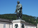 Mozartdenkmal in Salzburg CC0 at-pixabay
