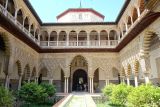Königlicher_Alcázar_CCBY2.0_FlyingCrimsonPig_at_wikimedia.commons